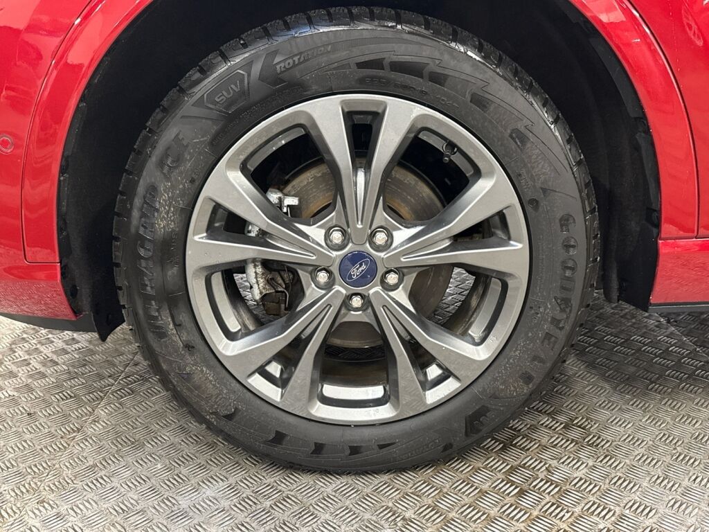 Ford Kuga 2023 Punainen