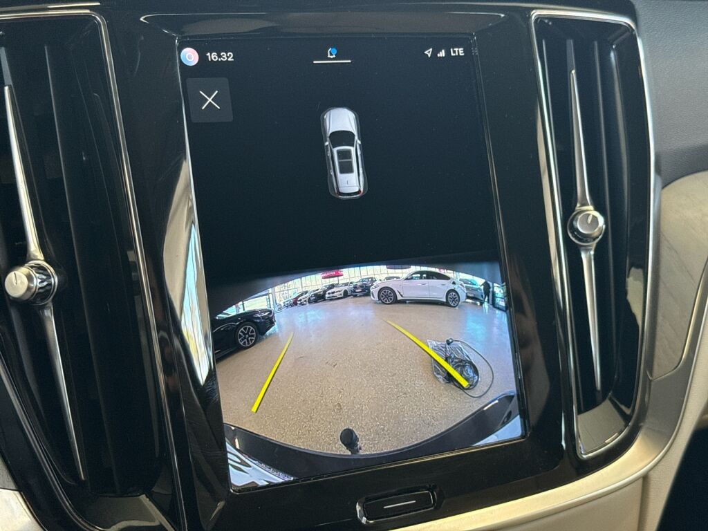 Volvo V60 2023 Musta