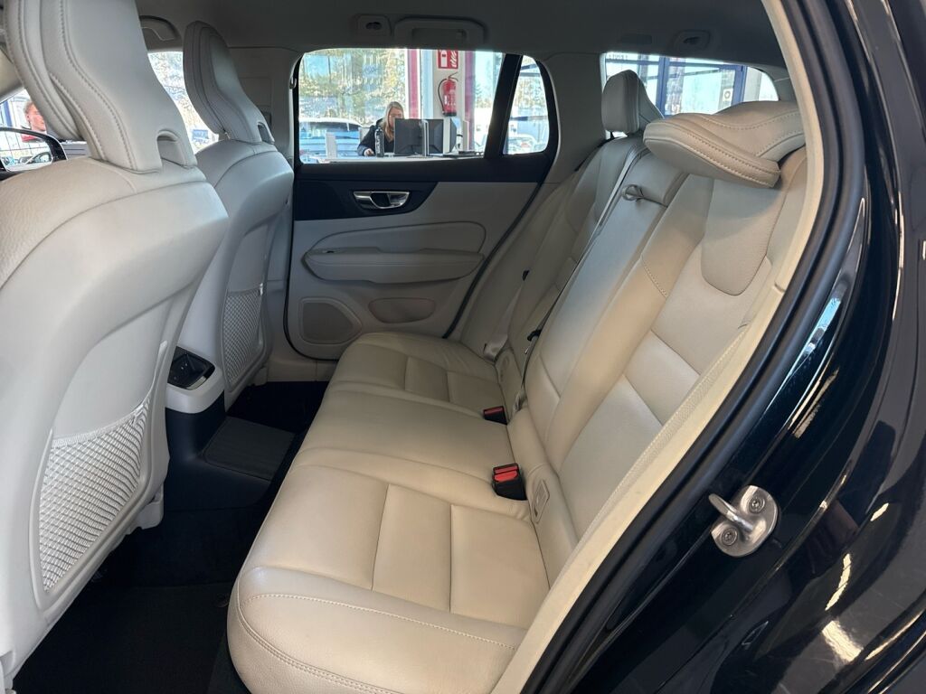 Volvo V60 2023 Musta