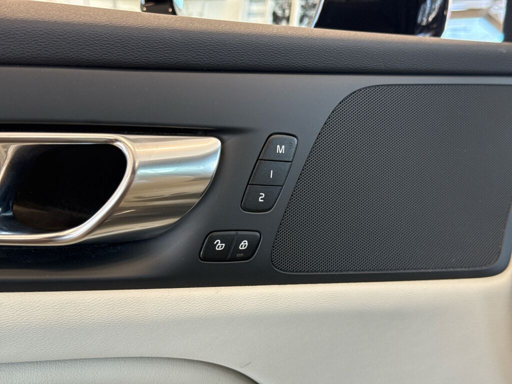 Volvo V60 2023 Musta