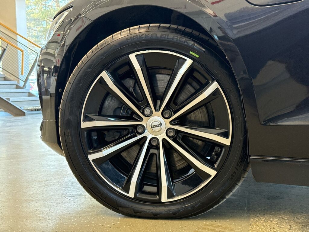 Volvo V60 2023 Musta