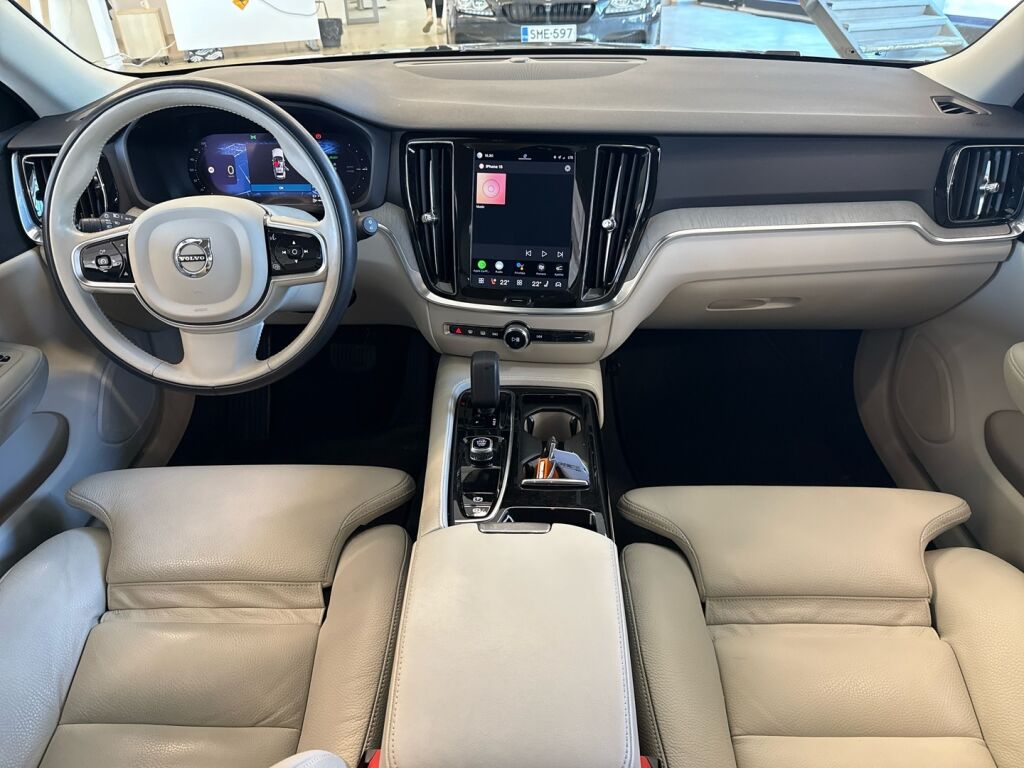 Volvo V60 2023 Musta