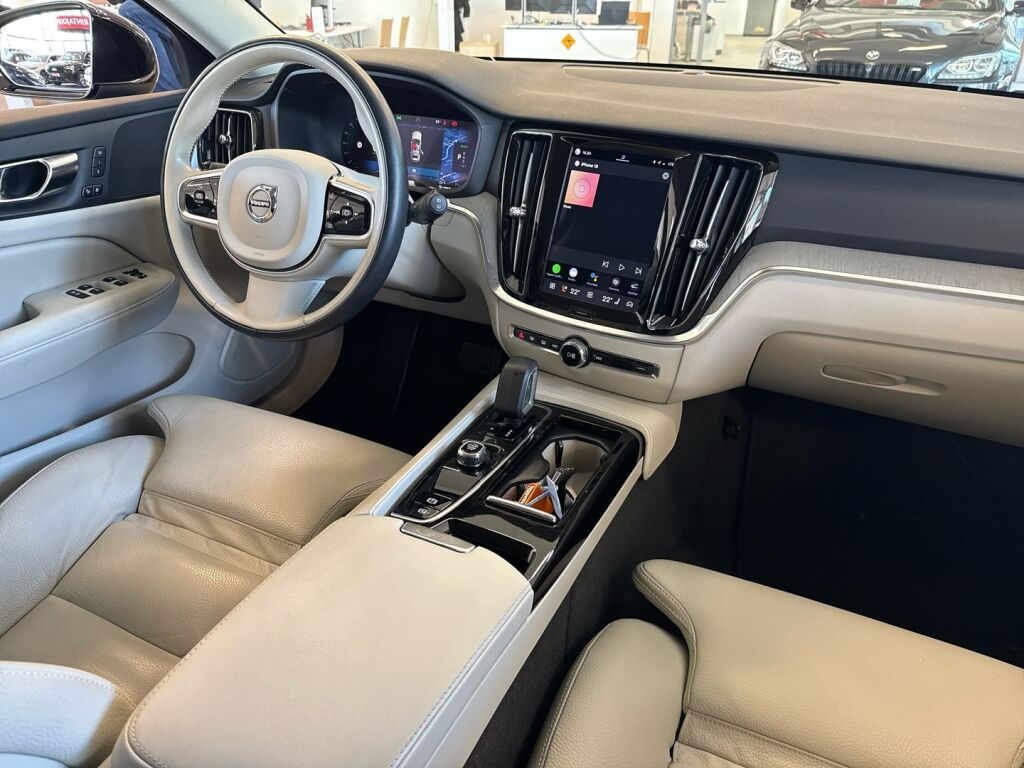 Volvo V60 2023 Musta