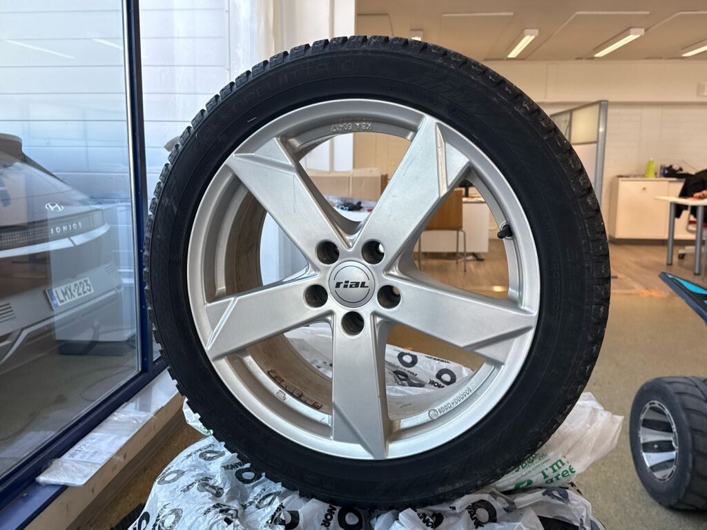 Volvo V60 2023 Musta