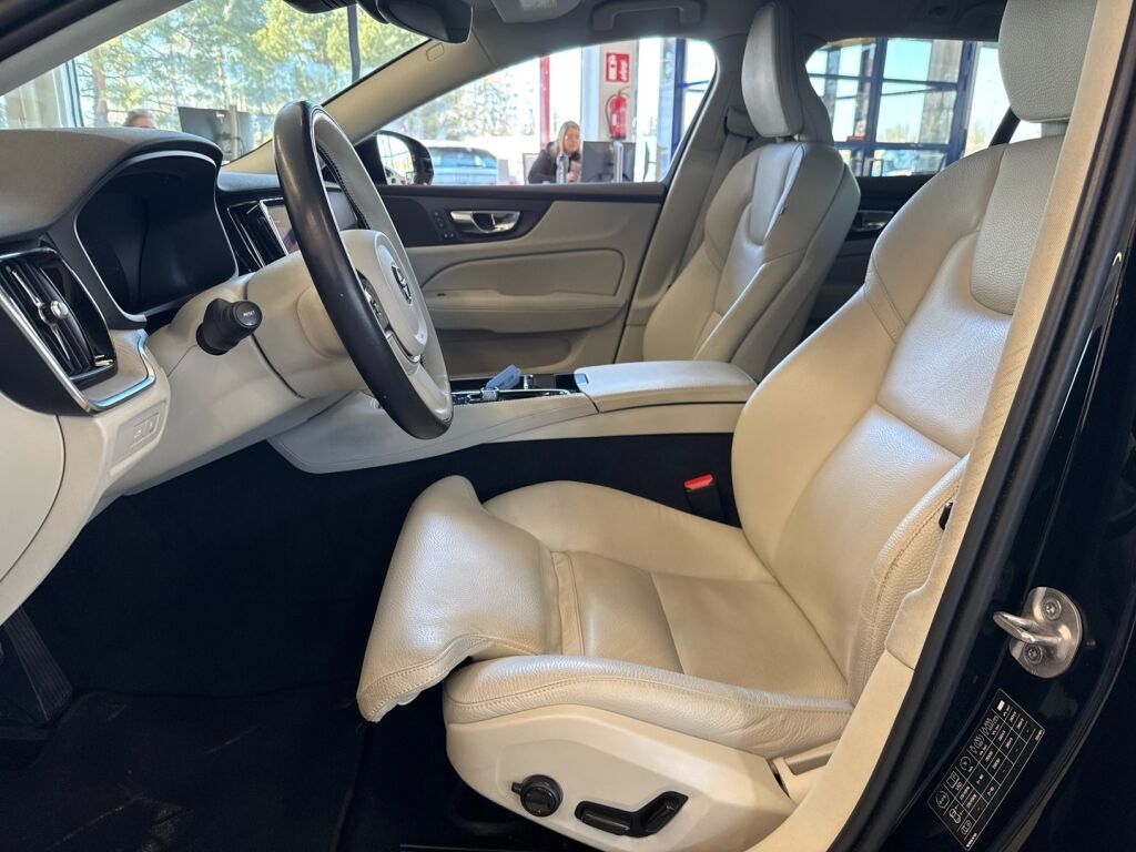 Volvo V60 2023 Musta