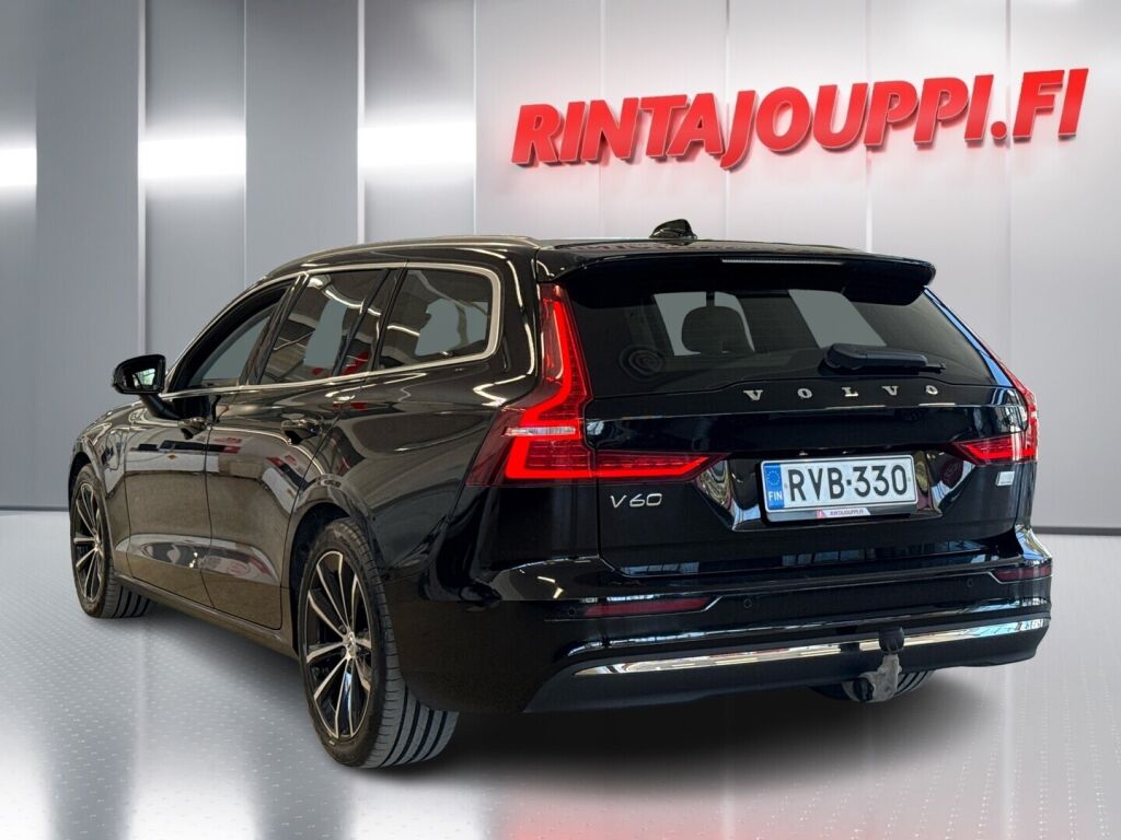 Volvo V60 2023 Musta