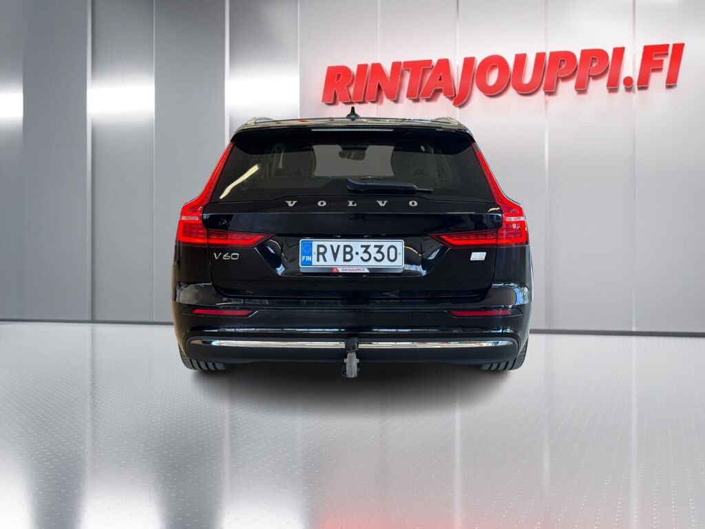 Volvo V60 2023 Musta