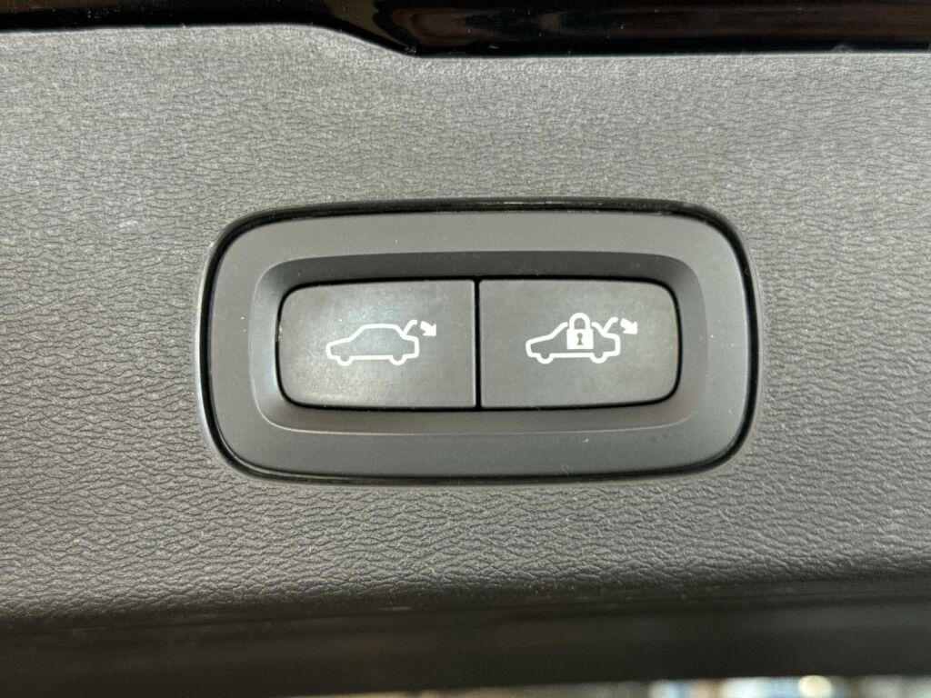 Volvo V60 2023 Musta