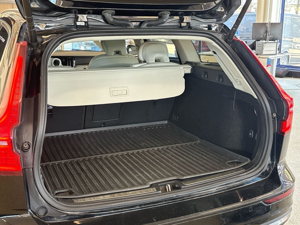 Volvo V60 2023 Musta