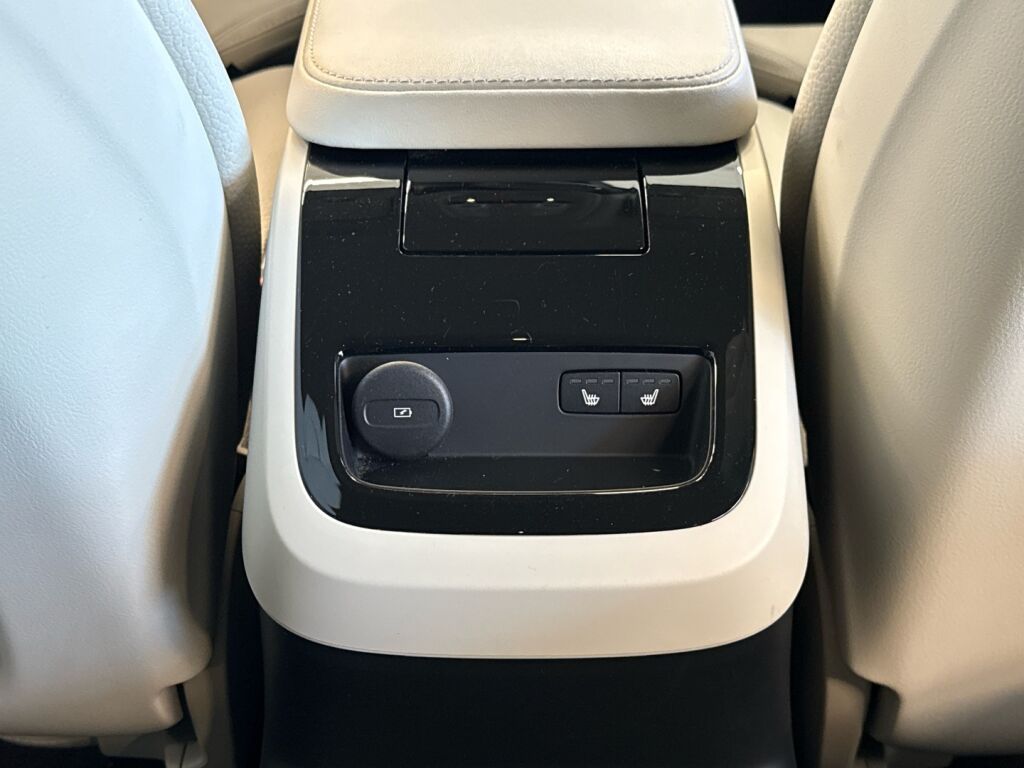 Volvo V60 2023 Musta