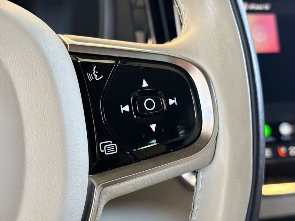 Volvo V60 2023 Musta