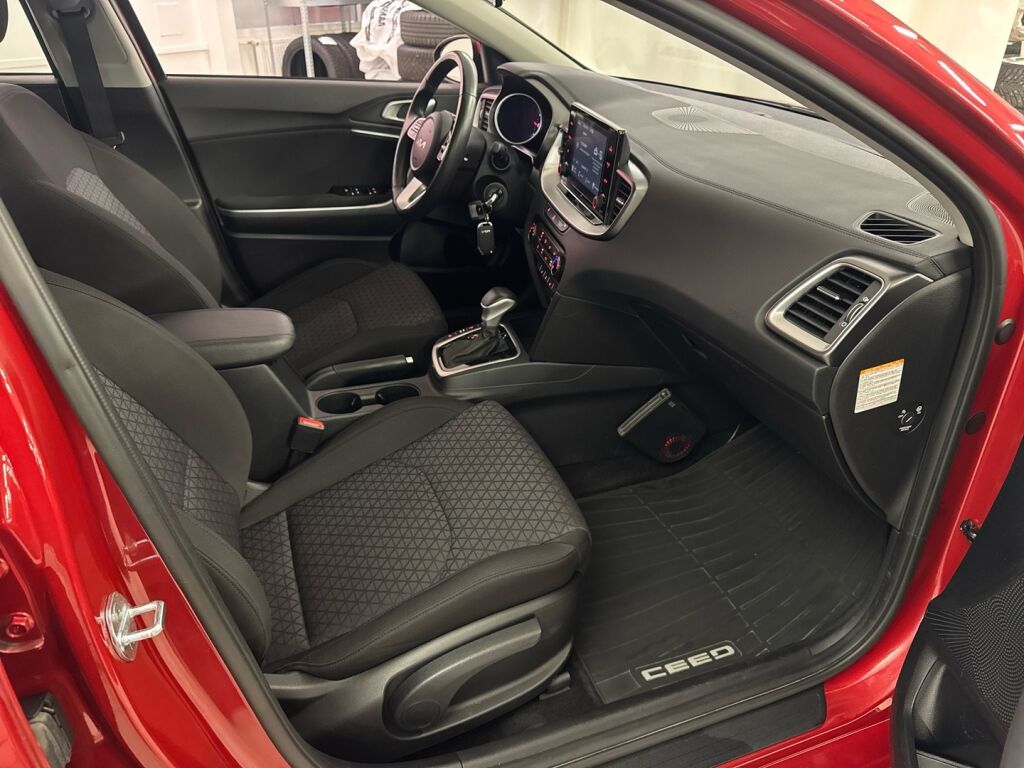 Kia Ceed 2023 Punainen