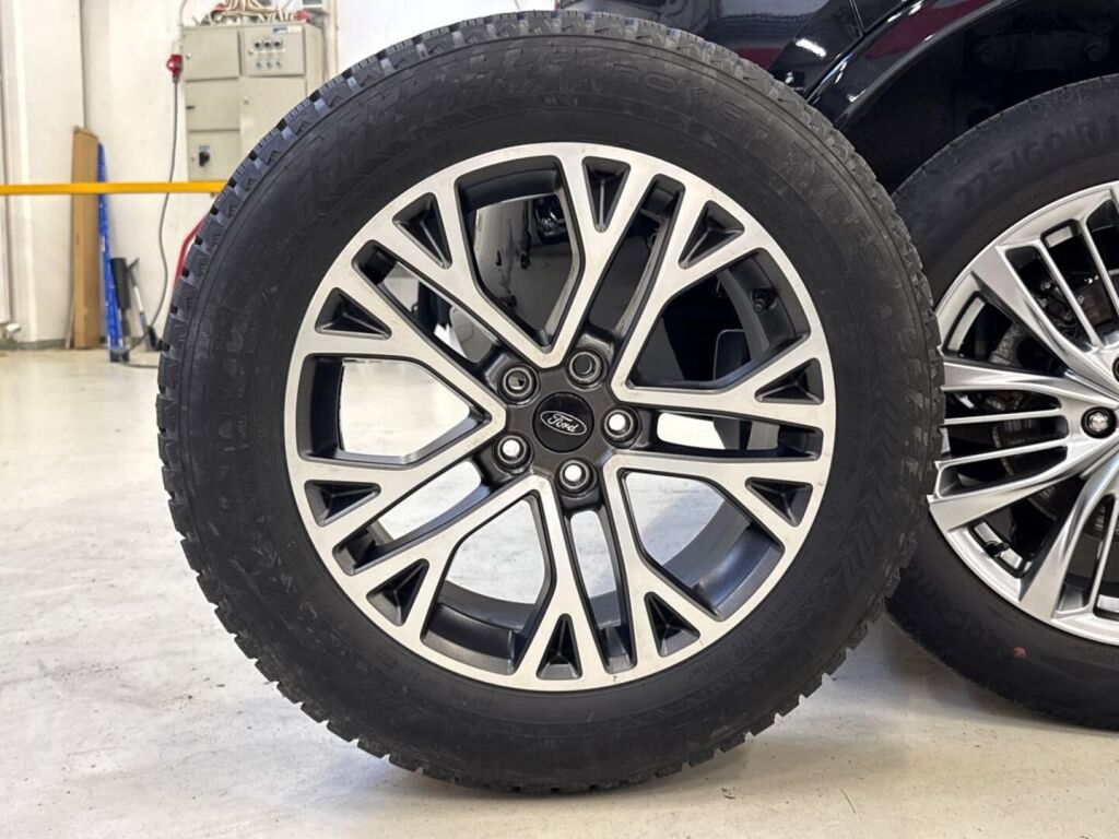 Ford Kuga 2023 Musta
