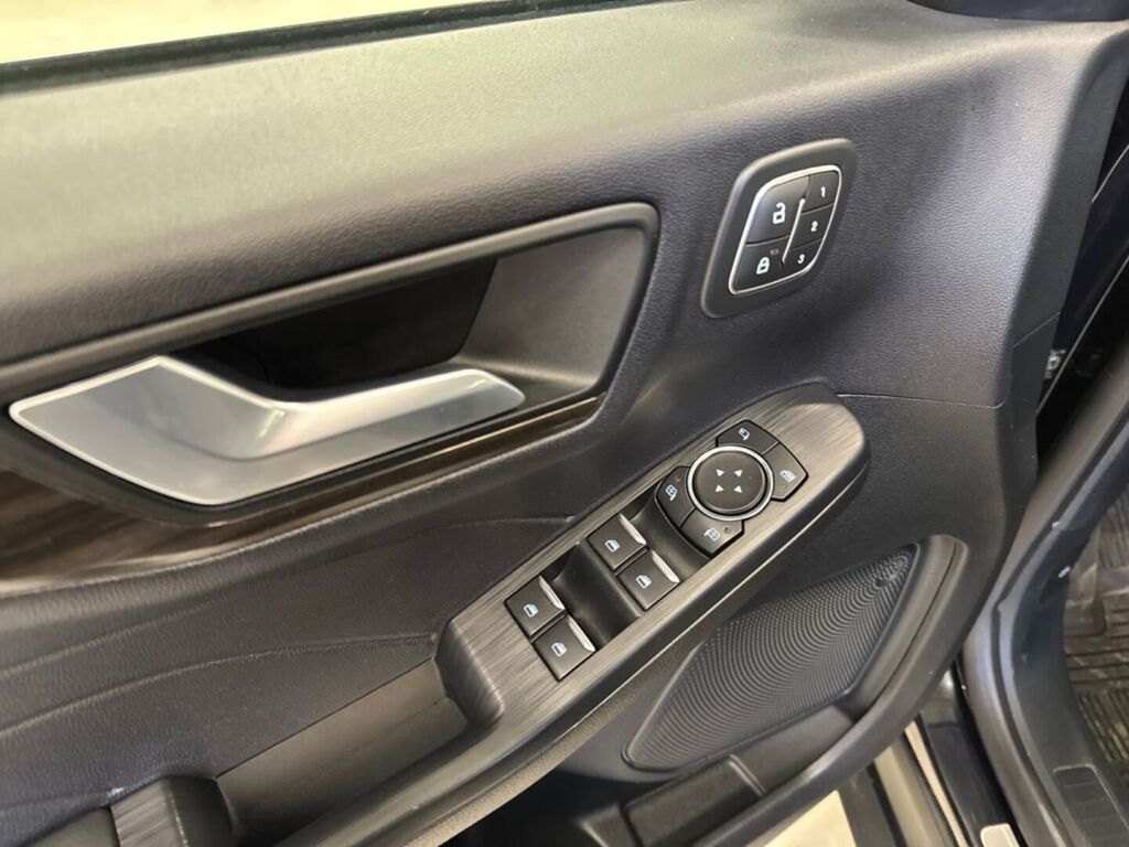 Ford Kuga 2023 Musta