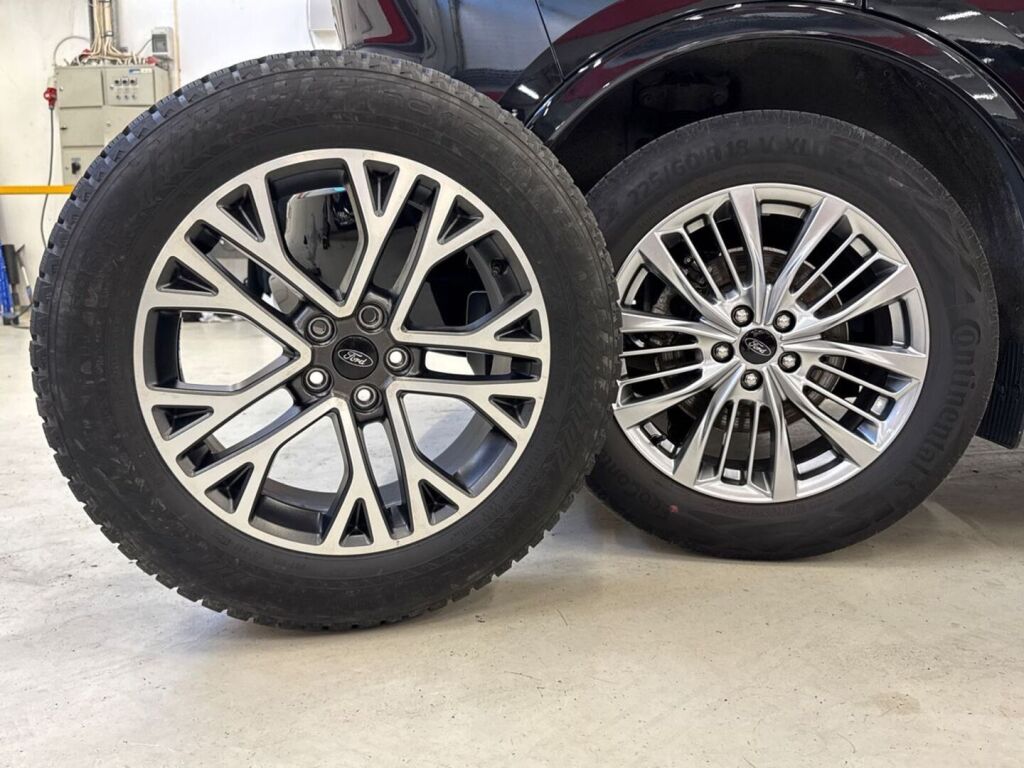 Ford Kuga 2023 Musta