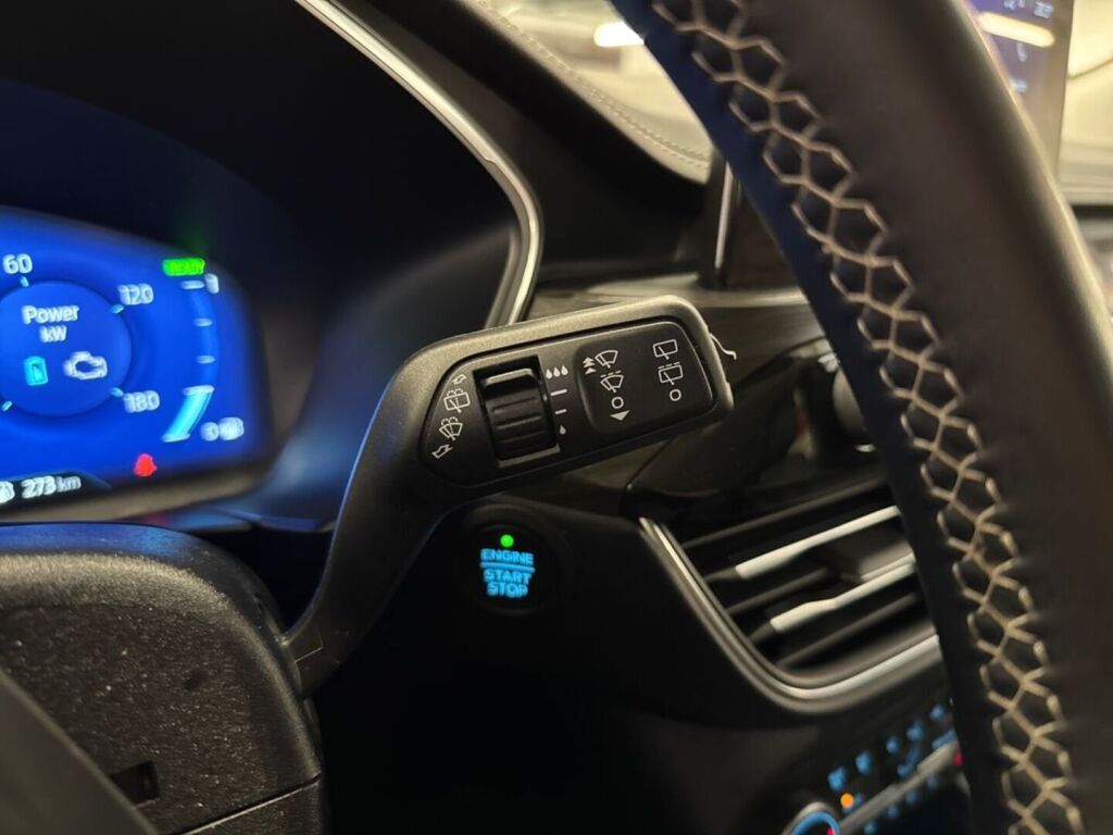Ford Kuga 2023 Musta