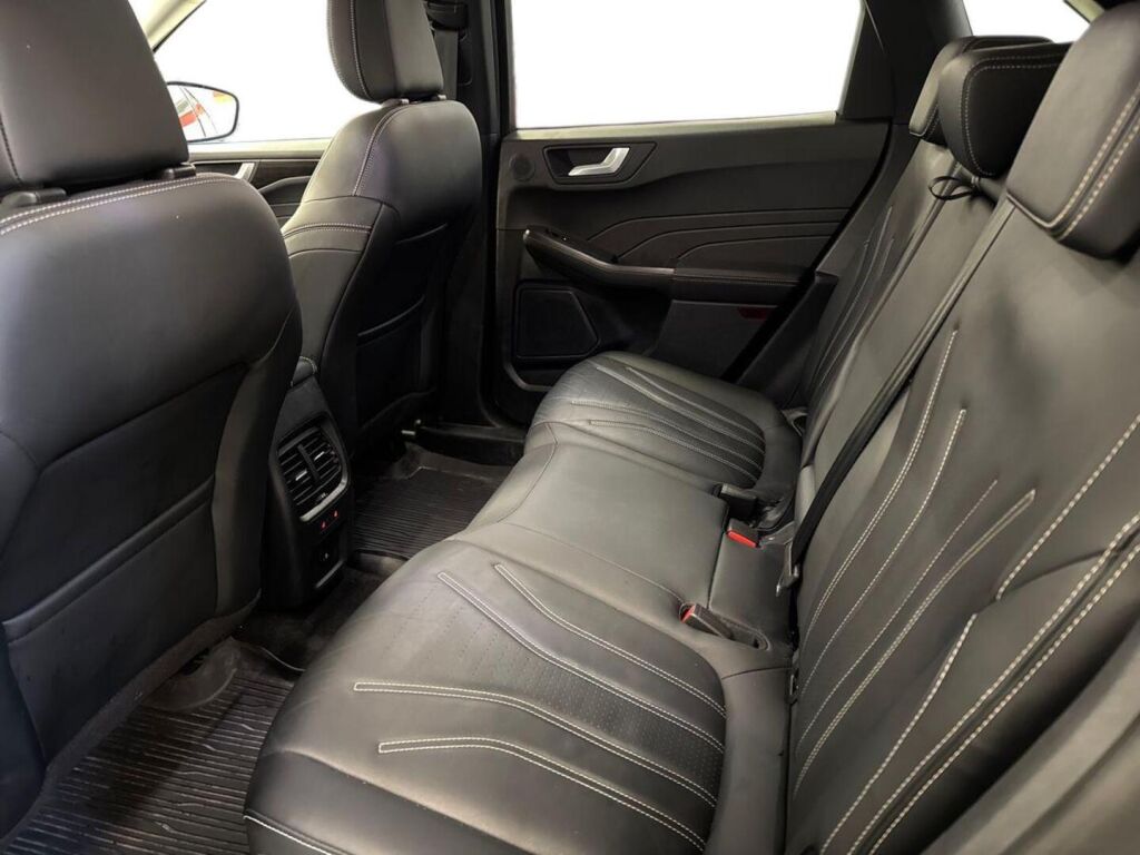 Ford Kuga 2023 Musta