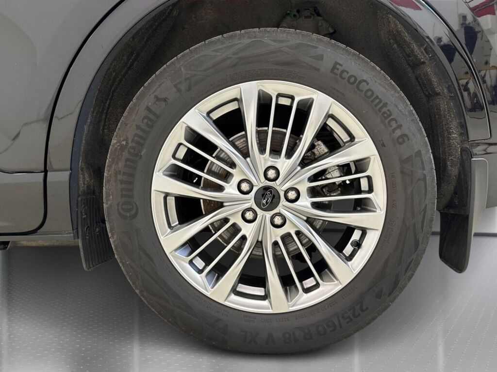 Ford Kuga 2023 Musta