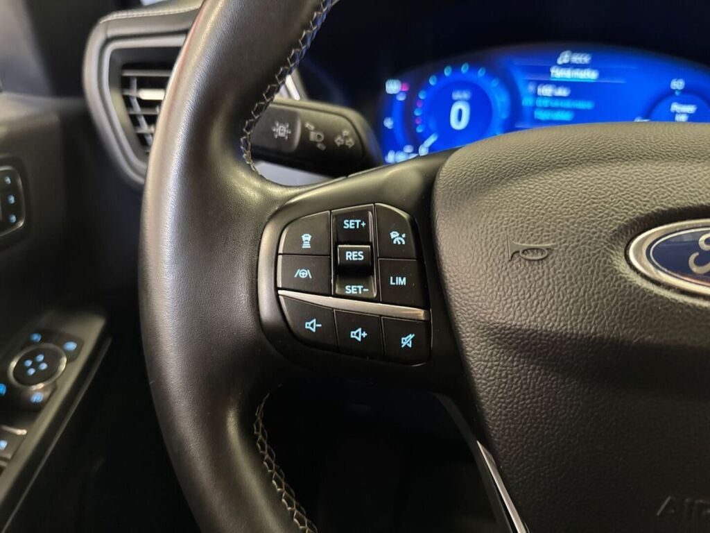 Ford Kuga 2023 Musta