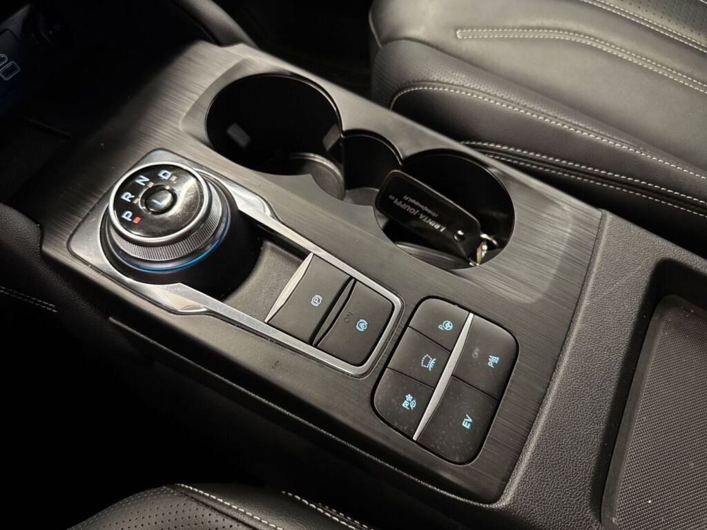 Ford Kuga 2023 Musta