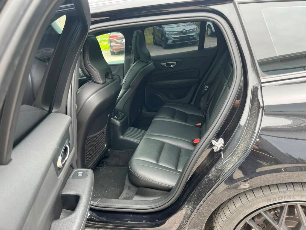 Volvo V60 2020 Musta