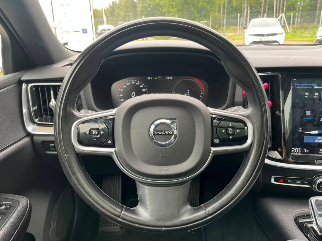 Volvo V60 2020 Musta