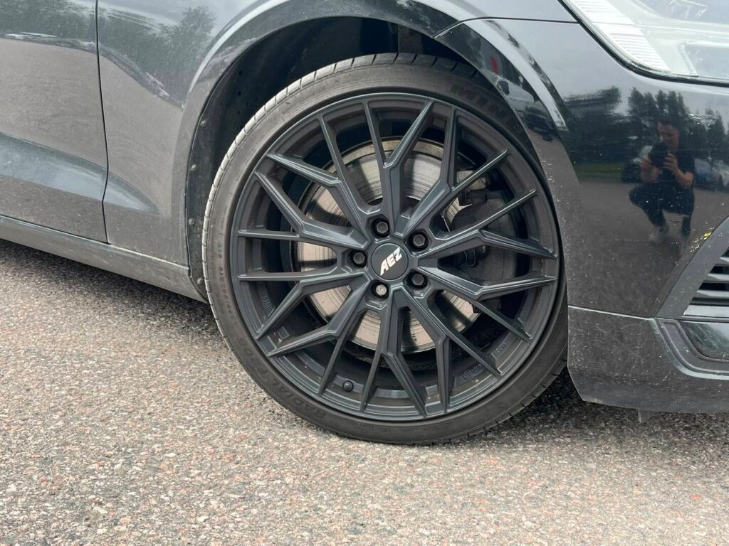 Volvo V60 2020 Musta