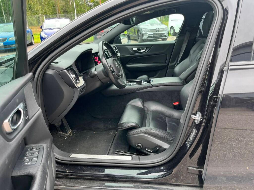 Volvo V60 2020 Musta