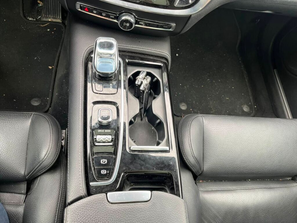 Volvo V60 2020 Musta