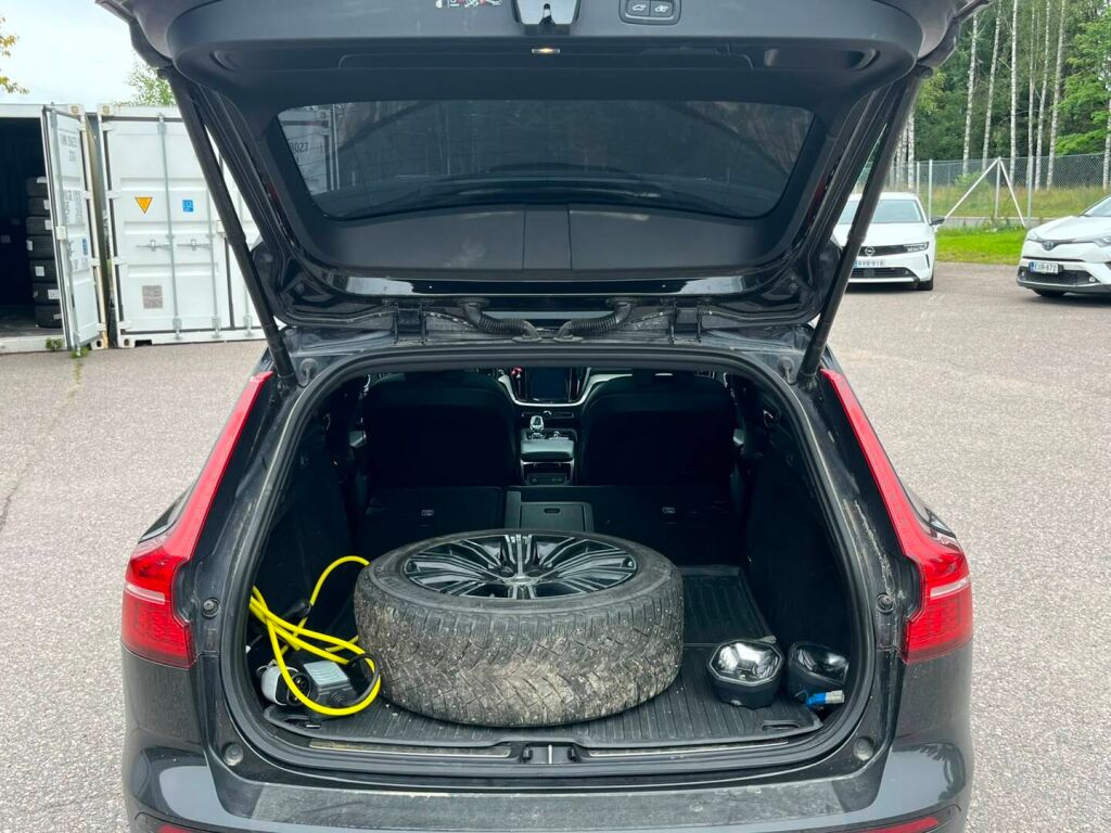Volvo V60 2020 Musta
