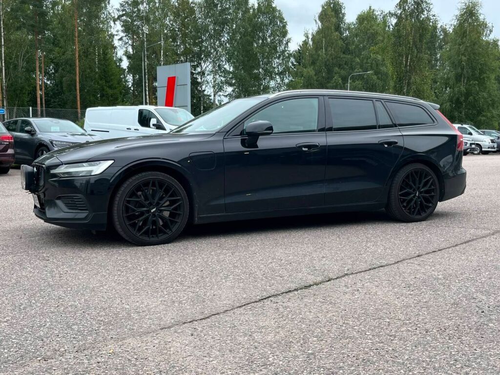 Volvo V60 2020 Musta