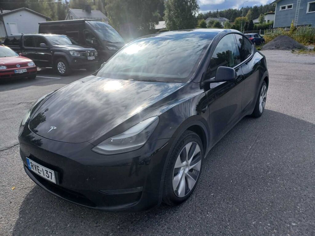 Tesla Model Y 2023 Musta