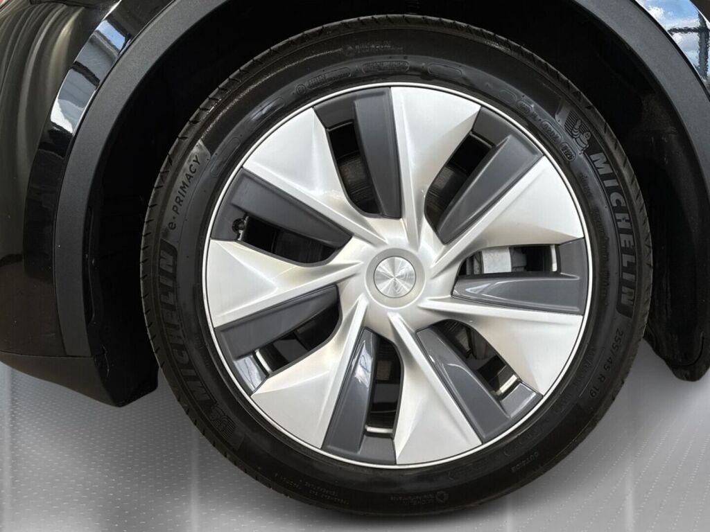 Tesla Model Y 2023 Musta