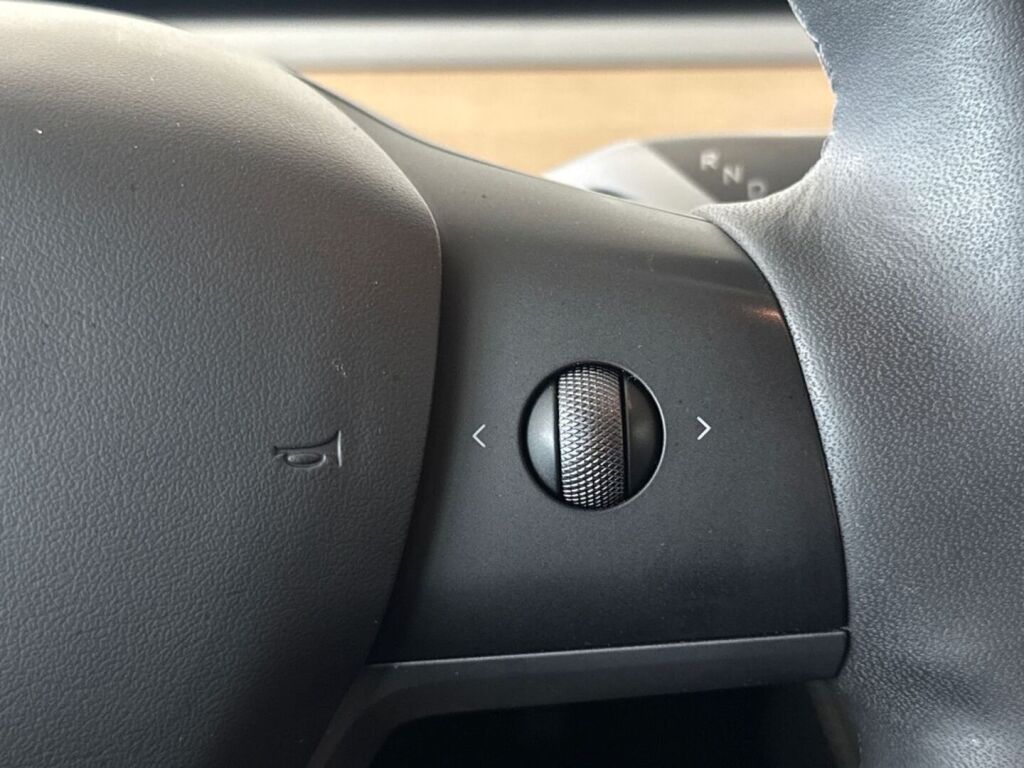 Tesla Model Y 2023 Musta