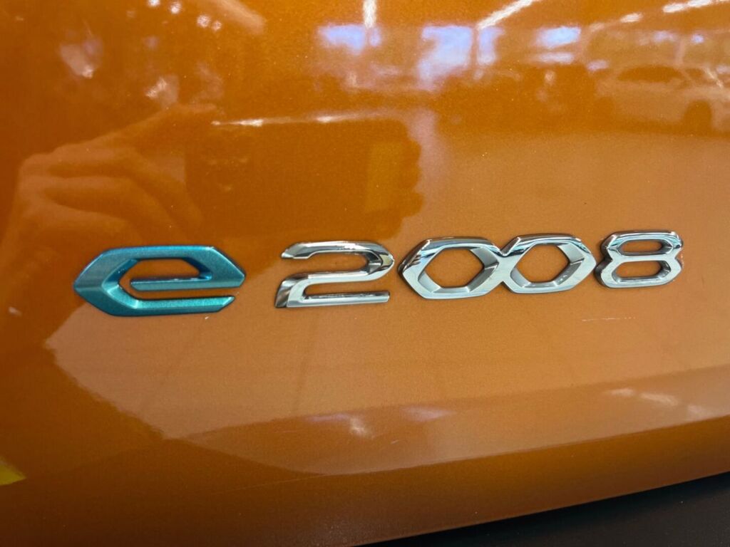 Peugeot e-2008 2023 Oranssi