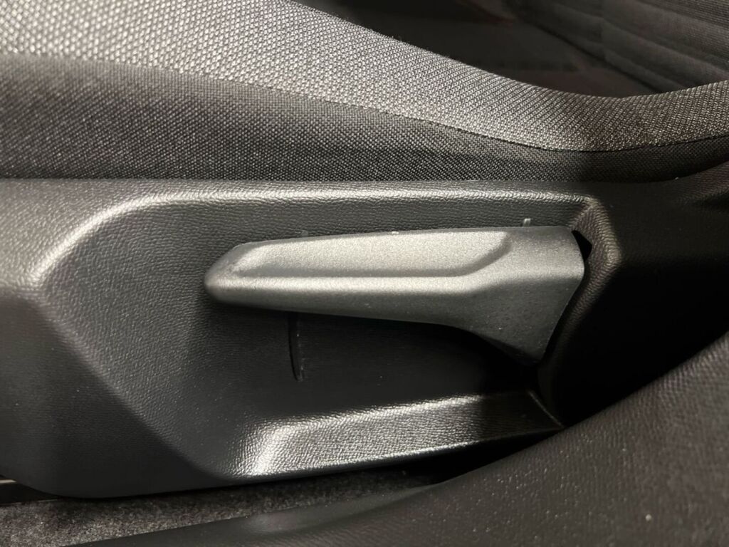 Peugeot e-2008 2023 Oranssi