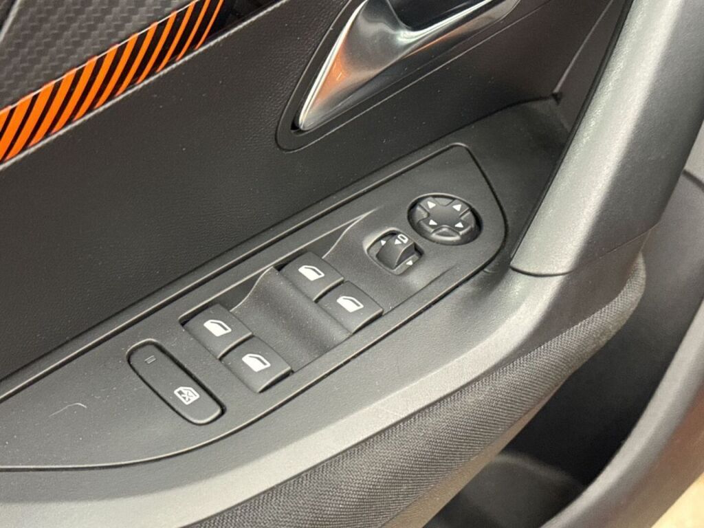 Peugeot e-2008 2023 Oranssi