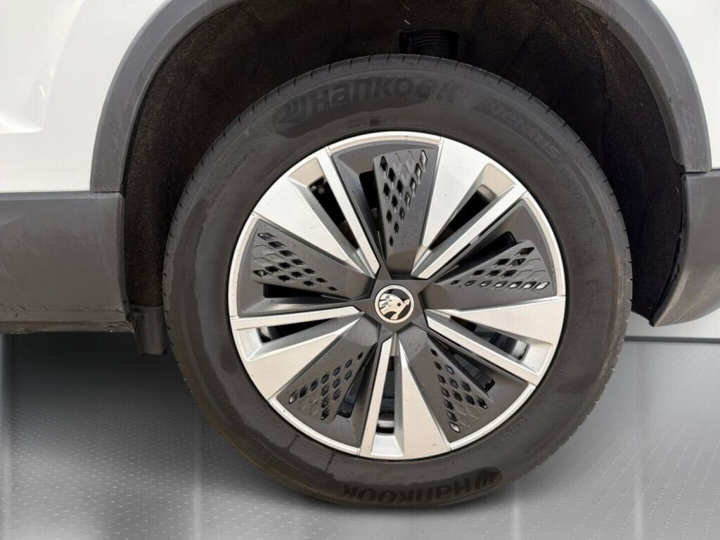Skoda Karoq 2024 Valkoinen