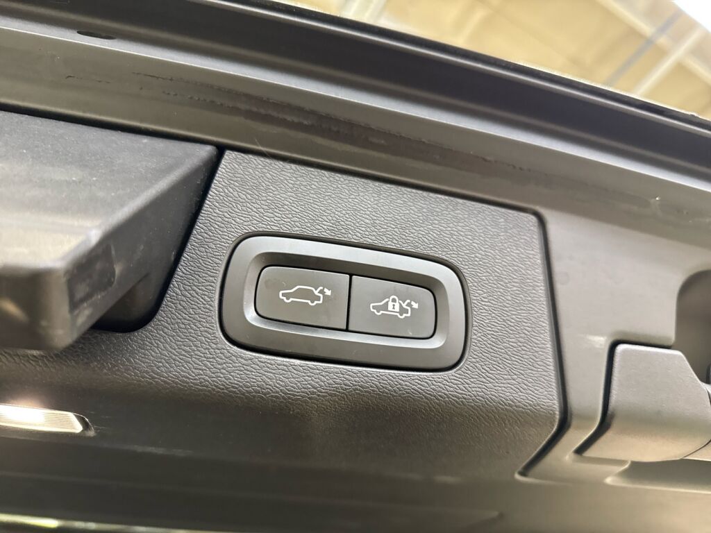 Volvo XC60 2019 Musta