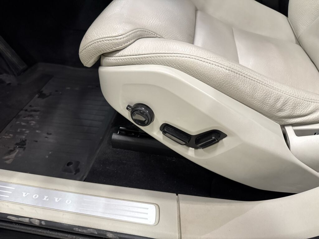 Volvo XC60 2019 Musta