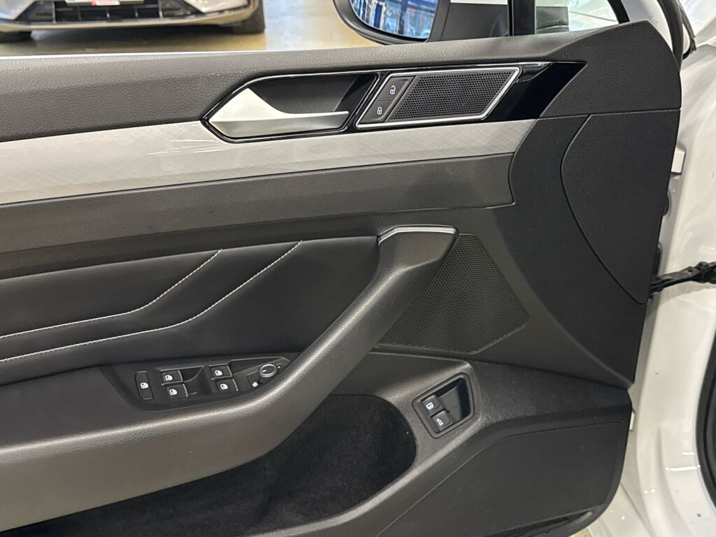 Volkswagen Passat 2021 Valkoinen