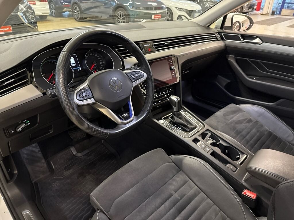 Volkswagen Passat 2021 Valkoinen