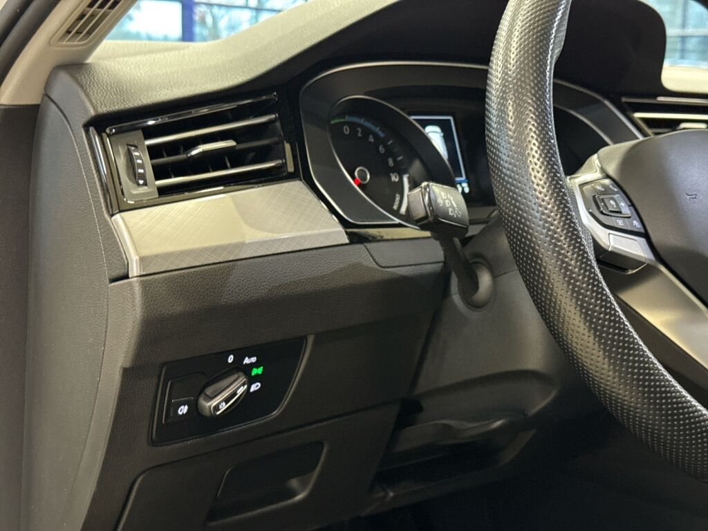 Volkswagen Passat 2021 Valkoinen