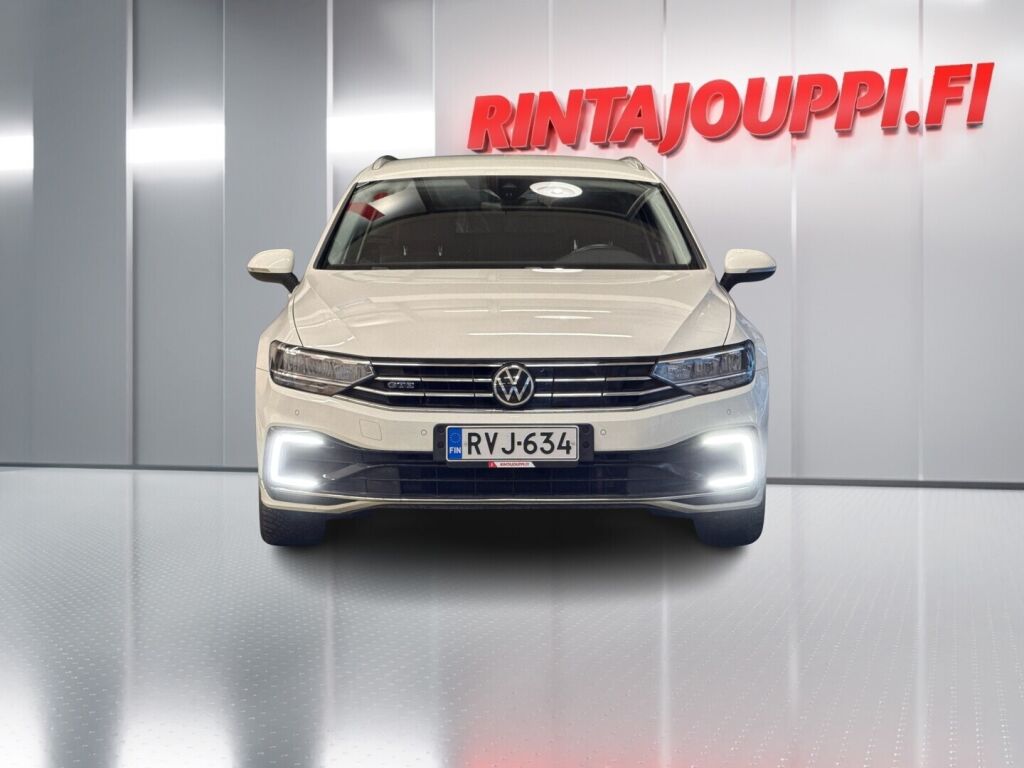 Volkswagen Passat 2021 Valkoinen