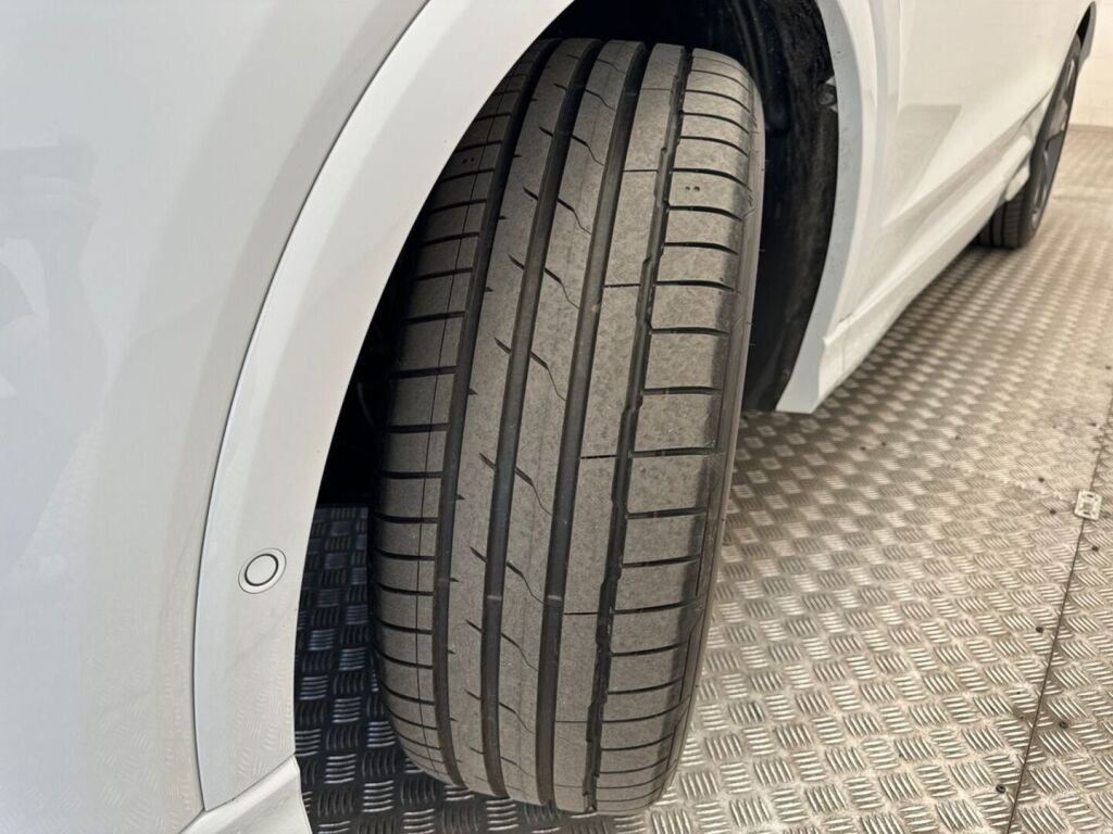 Audi Q4 e-tron 2024 Valkoinen metalli(Glacier White)
