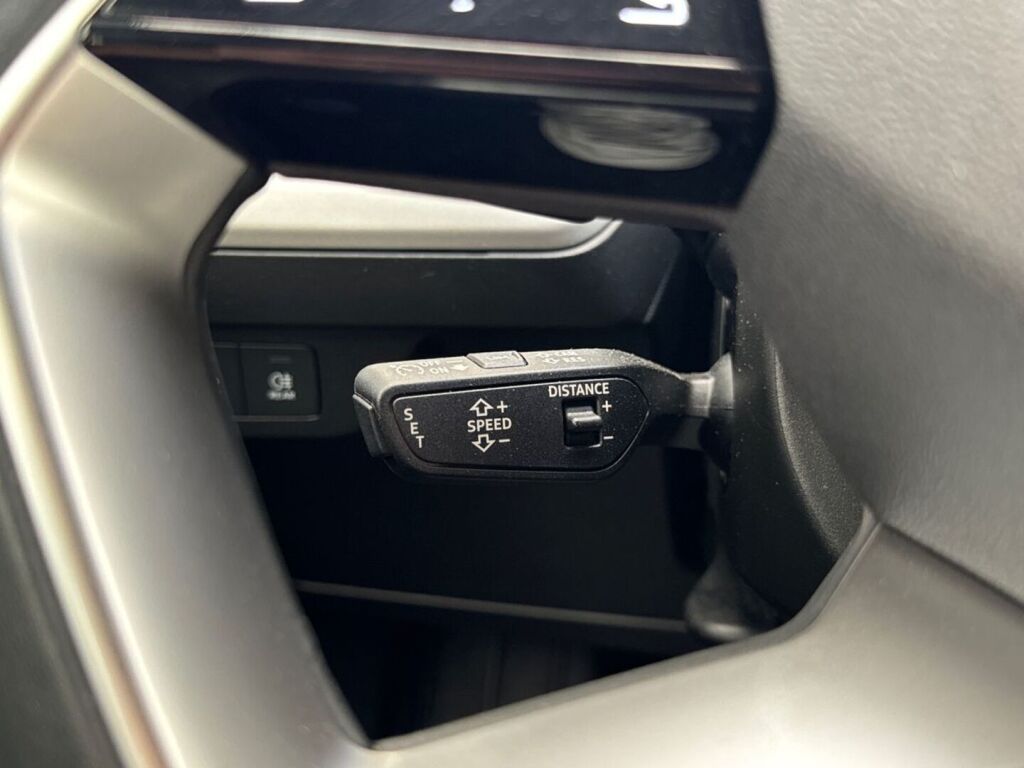 Audi Q4 e-tron 2024 Valkoinen metalli(Glacier White)