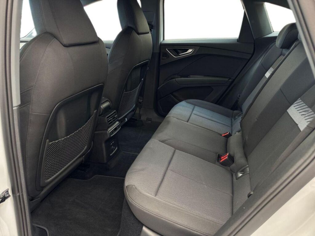 Audi Q4 e-tron 2024 Valkoinen metalli(Glacier White)