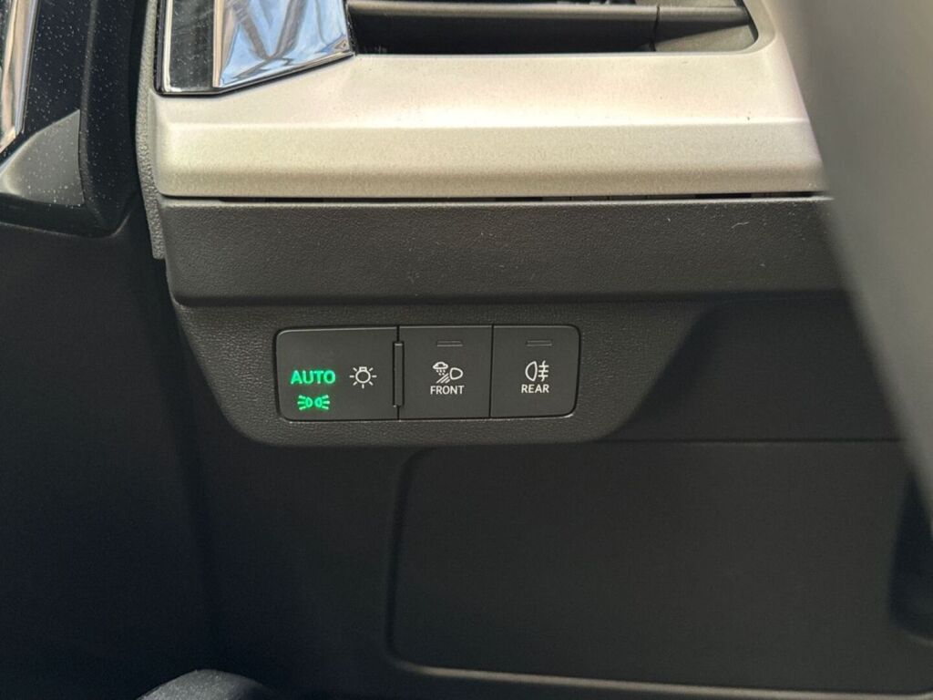 Audi Q4 e-tron 2024 Valkoinen metalli(Glacier White)