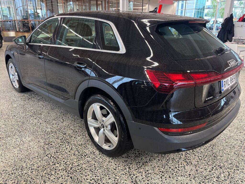 Audi e-tron 2021 Musta