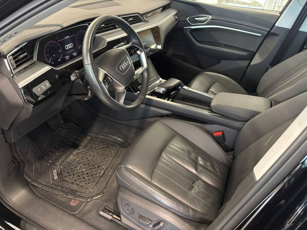 Audi e-tron 2021 Musta